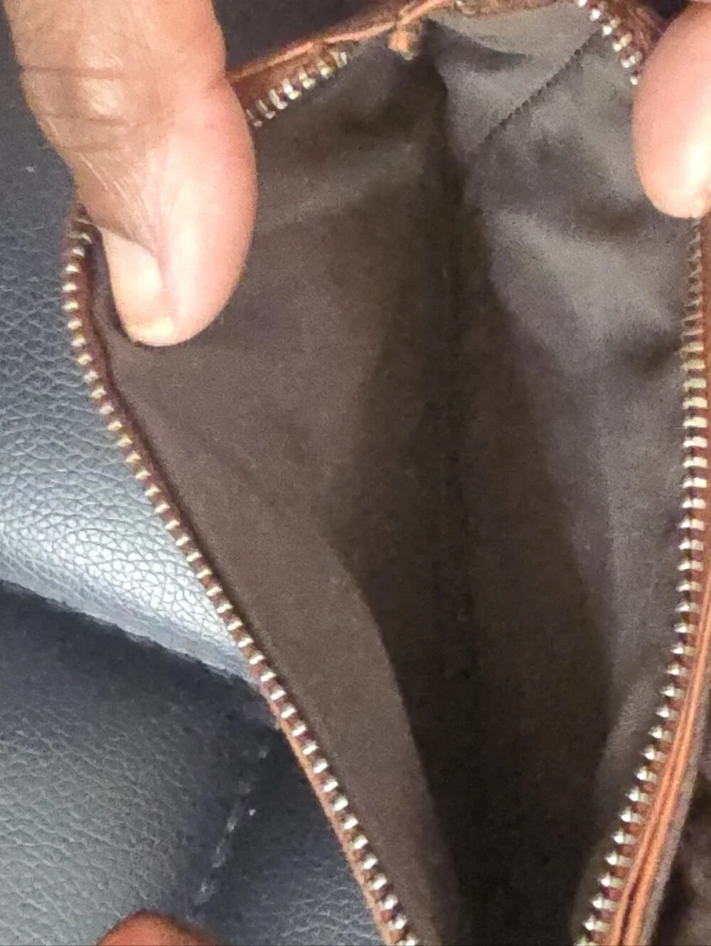 Vintage-Style Brown Leather Zip Wallet -